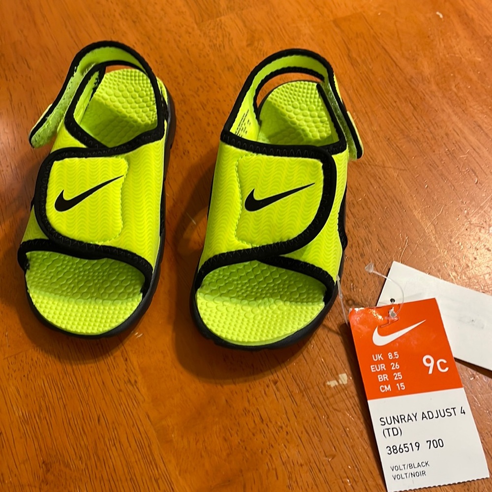 Nike toddler shoes size 9 brand new took the tags off and didn’t fit